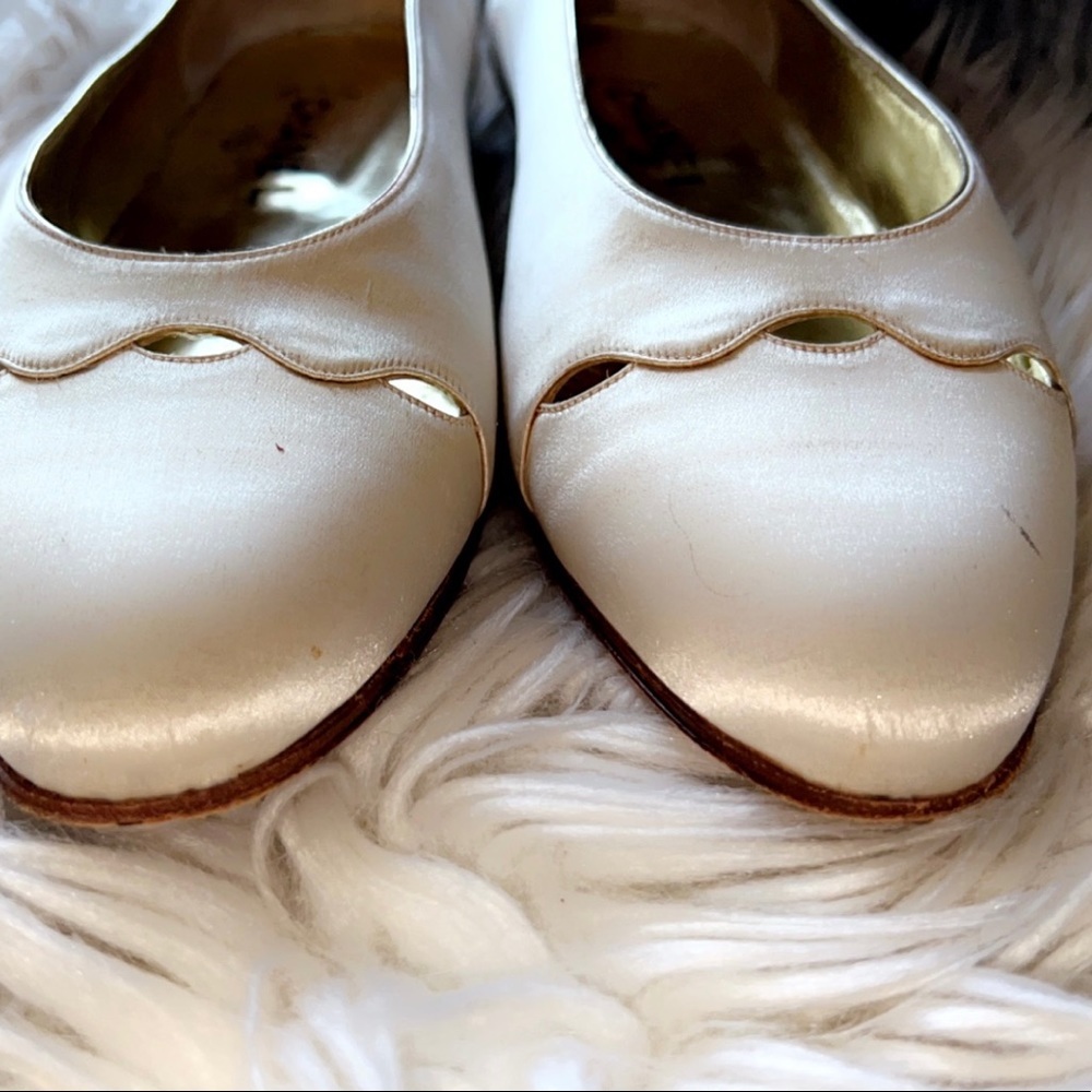 CHANEL Vintage Cream Satin Flat - Picture 4 of 10